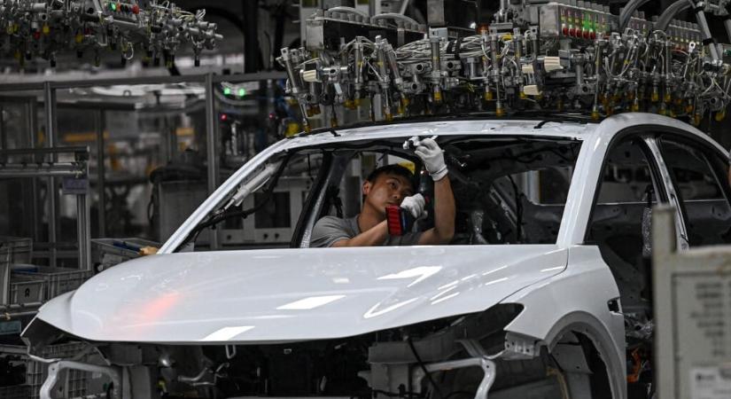 Miközben a kínai villanyautóktól retteg Európa, ők benzinesekkel is elárasztják a világot