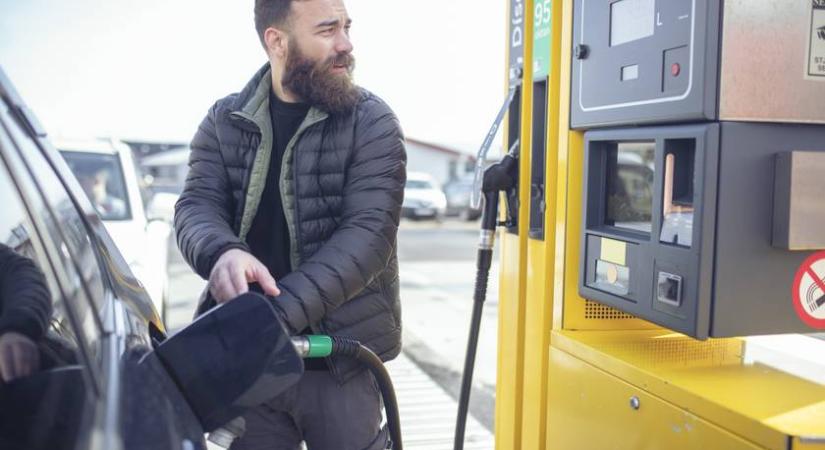 Változik a benzin és a gázolaj ára pénteken: erre számíthatnak az autósok