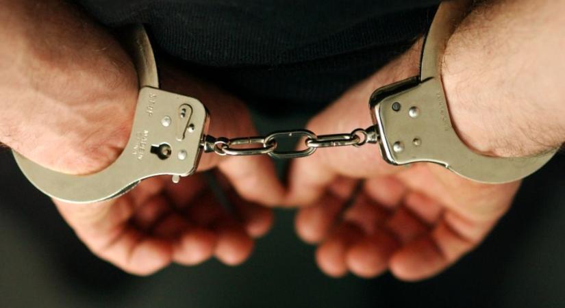 Vádat emeltek egy prostituáltakon milliókat kereső férfival szemben Magyarországon