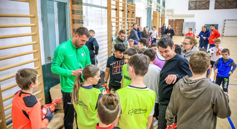 Teveli fiataloknak okozott nagy örömet Mikulásként Böde Dániel (galéria)