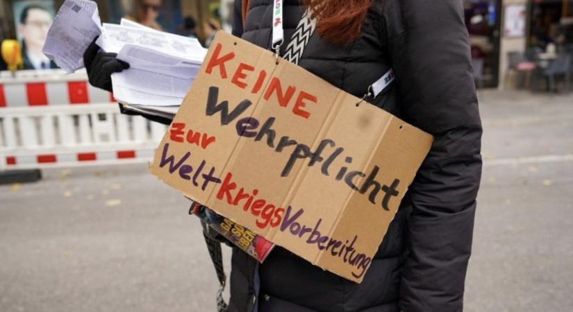 Két tüntetés, egy üzenet: nem a sorkatonaságra! (videó)