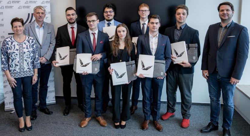 A Széchenyi István Egyetem hét tehetséges mérnökhallgatója nyerte el a Magyar Telekom ösztöndíját