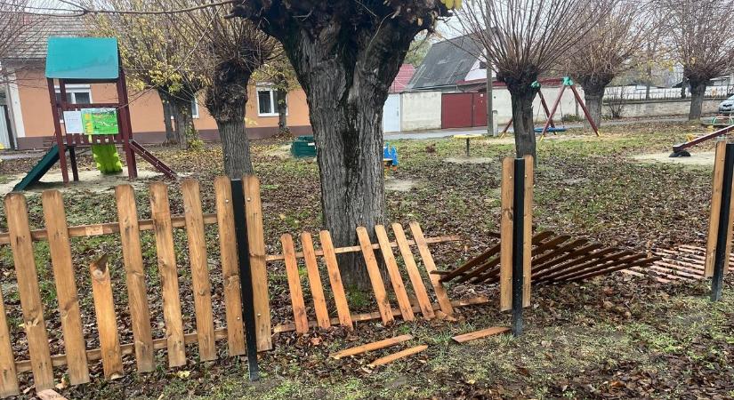 Szétrugdosták a játszótéri kerítést, a város rögtön megtette a szükséges lépéseket