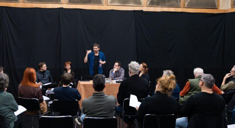 Jön a Revizor a Szegedi Nemzetiben Tárnoki Márk rendezésében