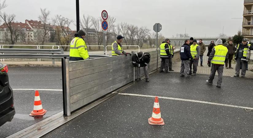 Éves mobilgát-építési gyakorlat Győrben a gyors árvízvédelemért