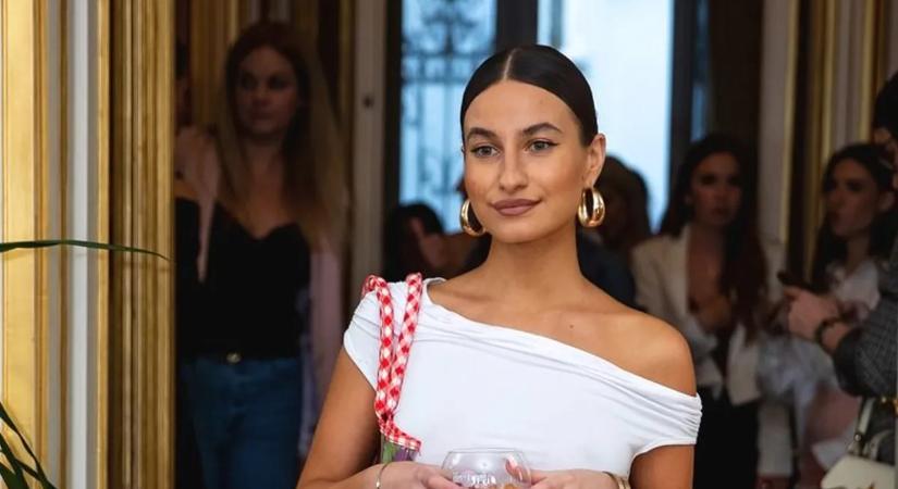 „Egy éve a tenyerén…” - csokor virággal a kezében üzent Dárdai Blanka