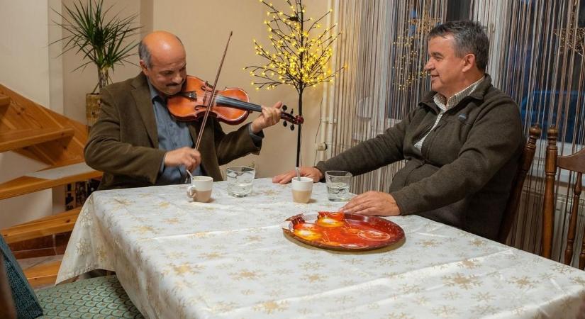 „Magyar emberként cigány identitástudattal rendelkezünk“ – A Bogyiszlói Zenekar vezetőjénél forgott a kamera (videóval)