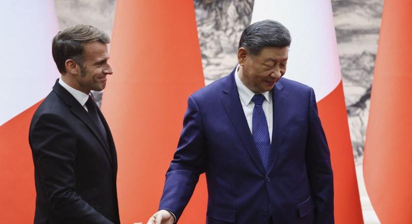 Macron tűzszünetért kilincsel Kínában