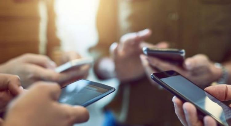 Önnek is fáj az ujja mobilozás után? Nézze csak meg, mi okozhatja