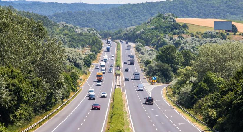 Ez minden autóst érint: új autópálya-matrica jön!