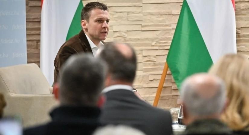 Menczer név szerint hívja vitára a Tisza Párt kommentelőit