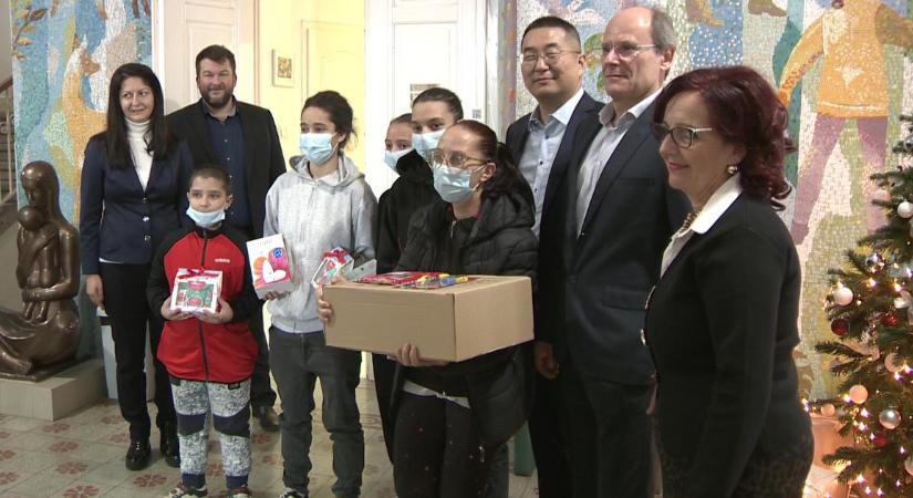 Félmillió forintos adománnyal és mikuláscsokoládékkal segítette a Gyermek Klinikát a Semcorp