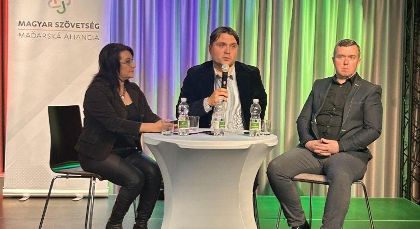 Sokszemközt Gubík Lászlóval – telt házas közösségi est Királyhelmecen