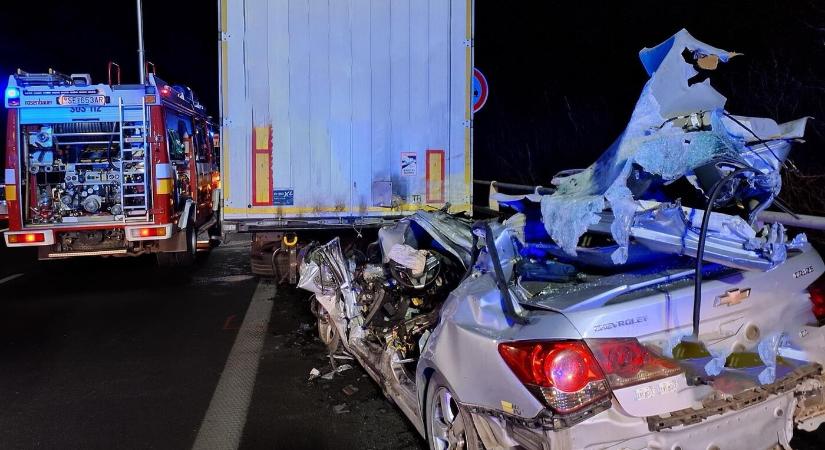 Óriási baleset: kamionnak ütközött, majd a pótkocsi alá szorult egy autó (FOTÓK)