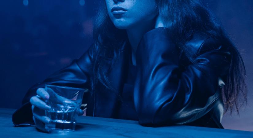 „Mindennap reggel 7-kor vodkát rendeltem...": Idegkárosodást okozott a fiatal lány alkoholizmusa