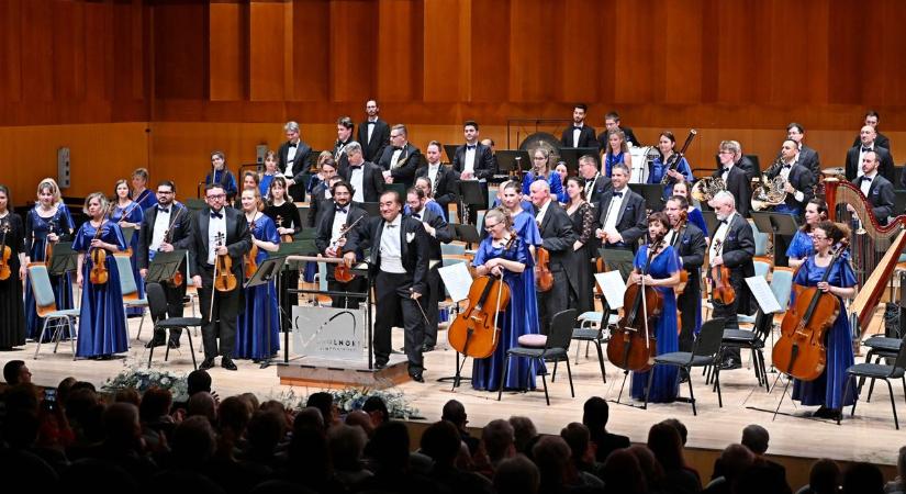 Telt ház előtt ünnepelte 60. jubileumát a Szolnoki Szimfonikus Zenekar – galériával