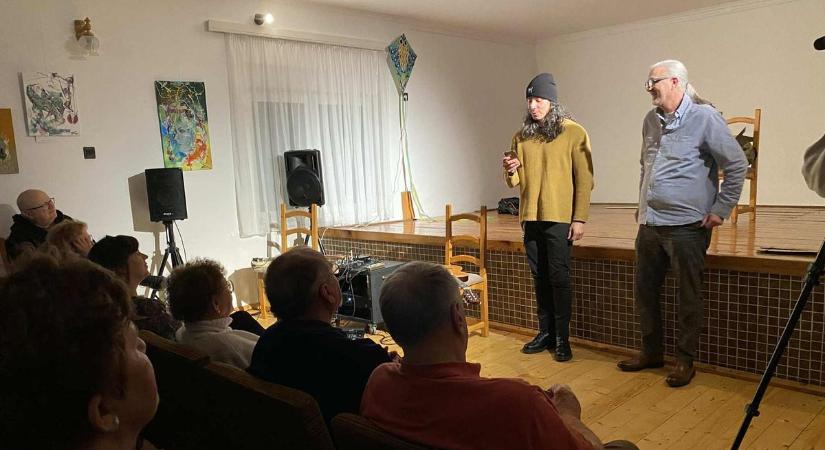 Így randiztak Sényén, pótszékeken ültek a vendégek – Színház, kiállítás, zene egy helyen