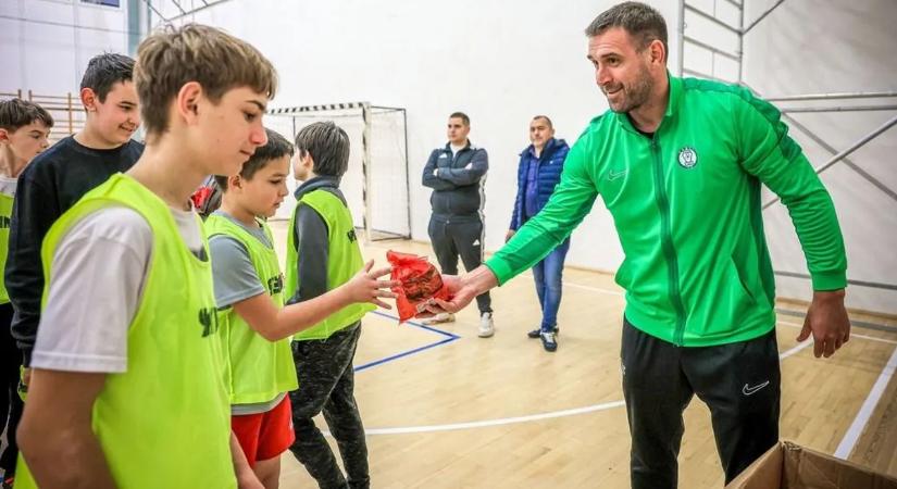 Böde Mikulásként robbant be, a gyerekek sikítva rohanták meg! – galéria