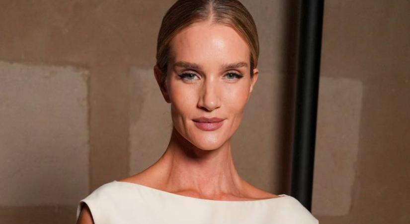 Jason Statham párja extra stílusos: a szezon elegáns trendjeit lesheted el a modelltől