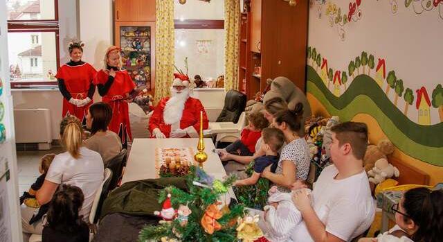 Tűzoltó Mikulás látogatta meg a kórház Gyermekosztályát