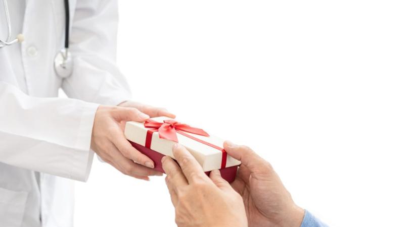 Hálapénz: ekkora ajándékért nem büntethetik meg az orvost 2026-ban