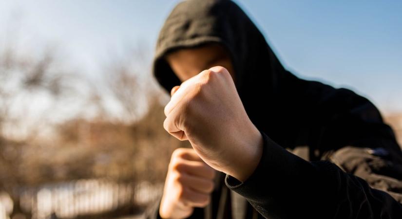 Tinédzser támadt társára az egri buszmegállóban – elképesztő, miért verte meg