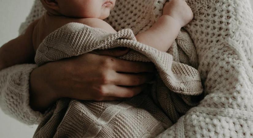 Emberrablás a nyílt utcán: anyát és kisbabáját tuszkolták be egy kocsiba - Videó