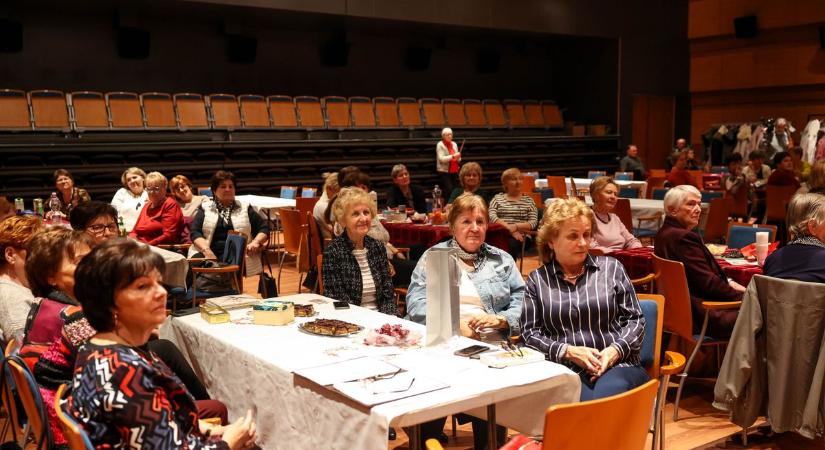 Pedagógusok ünnepi randevúja: száz nyugdíjas készült együtt az adventre (galéria, videó)