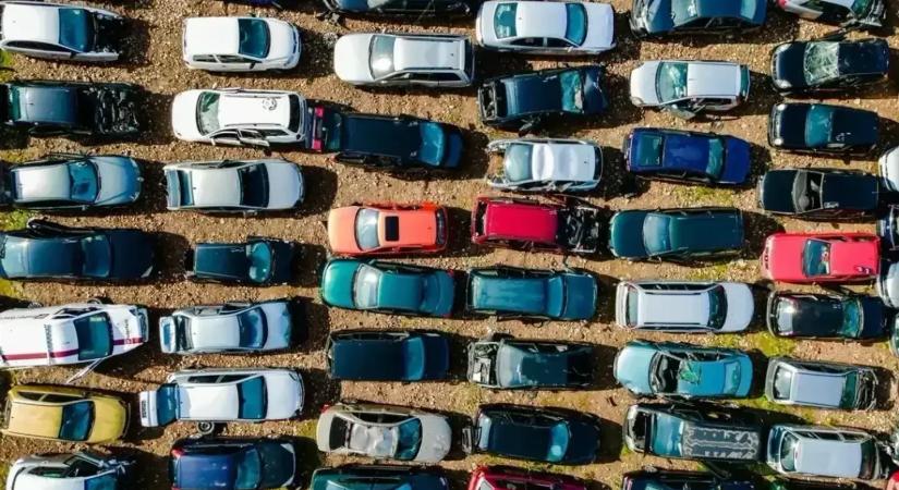 Trump bejelentette a Biden-kormány benzinüzemű járművekre vonatkozó előírások visszavonását