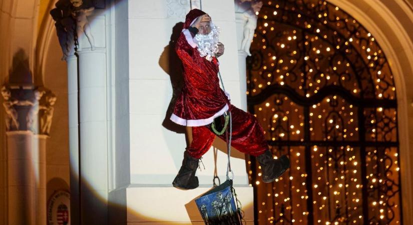 A Nagytemplom tornyából ereszkedik le a Rádió 1 Gong Mikulása pénteken