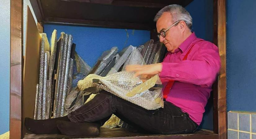 "Éljen a diktatúra!" című kötettel jelentkezik drMáriás