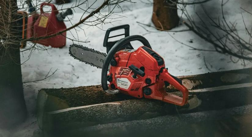 Bohócmaszkban, láncfűrésszel hadonászva sétált egy férfi az utcán – videó