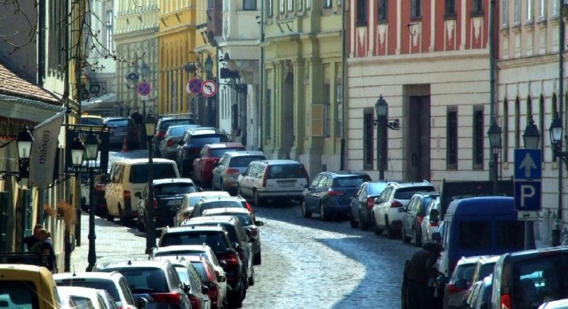 Digitálisra vált a parkolás Győrben – 2026-tól megszűnik a papíralapú bérlet