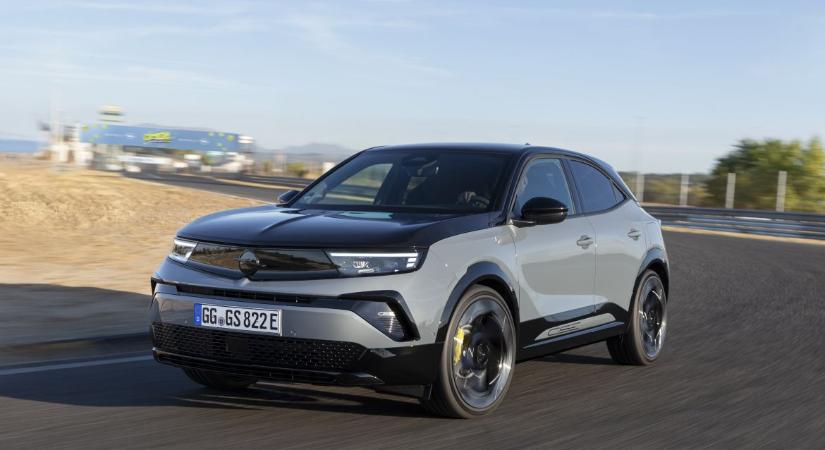 Az elektromos Opel, ami még a GTI-knek is beint – megérkezett a Mokka GSE!