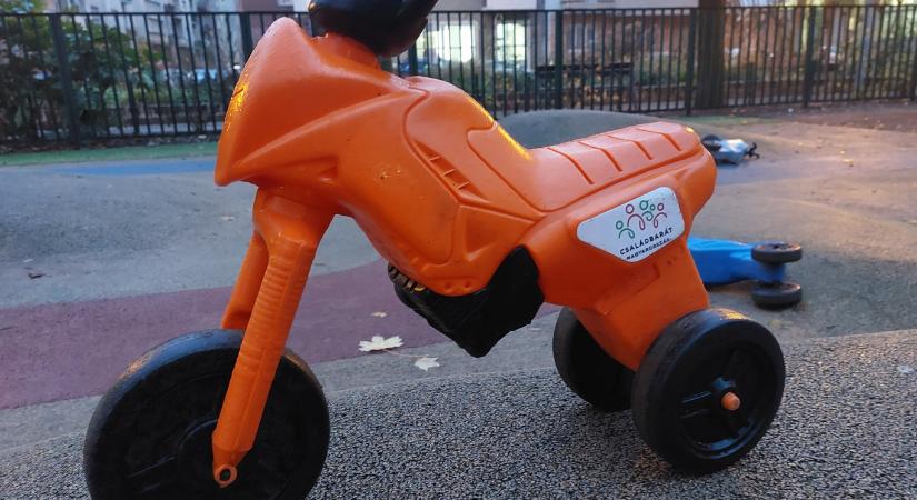 Egy 2,8 milliárdos programból osztják a kismotorokat a fideszesek a bölcsikben