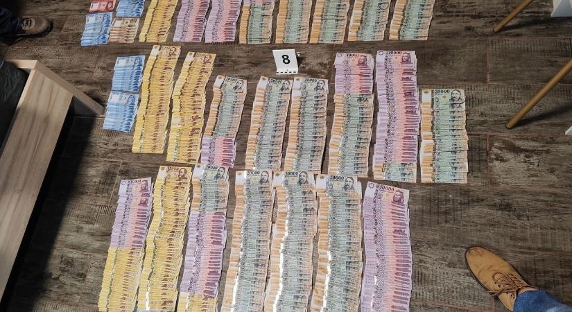 Razzia egy kristálydíler családnál: vastag aranyláncokat, szőnyegnyi készpénzt és méregdrága autókat foglaltak le