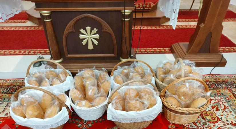 Szent Erzsébet kenyerét osztották a Győri Egyházmegyében