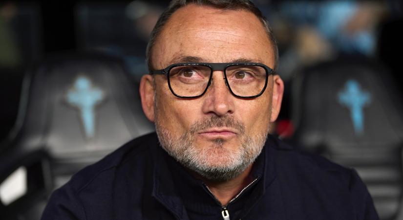 A szurkolók megverték a futballistákat, leköpték a sportigazgatót, de az edzőt így sem tudták elüldözni