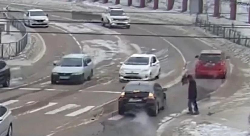 Minden sofőr rémálma történt meg Oroszországban – “magától” gyorsult az autó