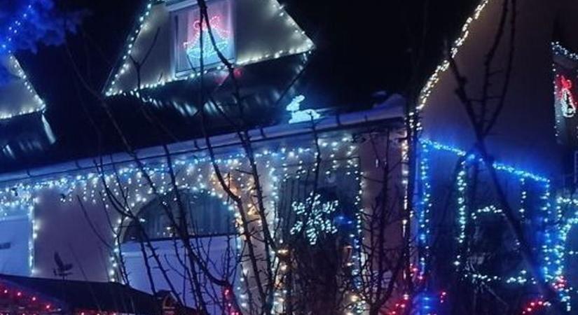 25 ezer LED után idén már 30 ezer fény díszíti a hevesi csodaportát – fotón a látványos díszkivilágítás