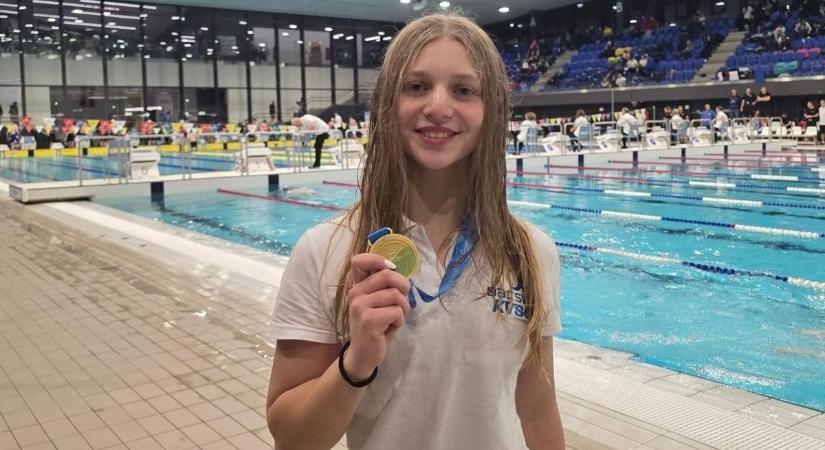 Kovács Nóra országos csúcsot úszott