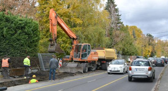 Őrület a 11-es főúton: az autósok órák óta ülnek a dugóban, egy sávon halad a forgalom Szentendrén