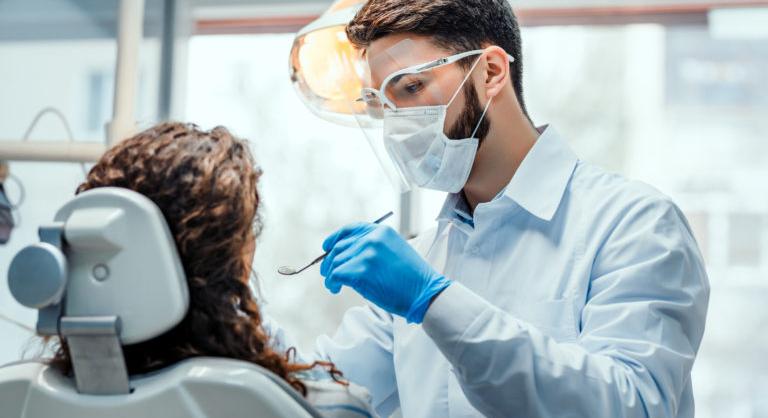 Sok az illegálisan praktizáló fogorvos, ezért a kamara ellenőrző portált hozott létre