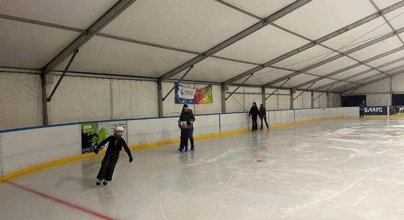 Megnyitotta kapuit a Soproni műjégpálya