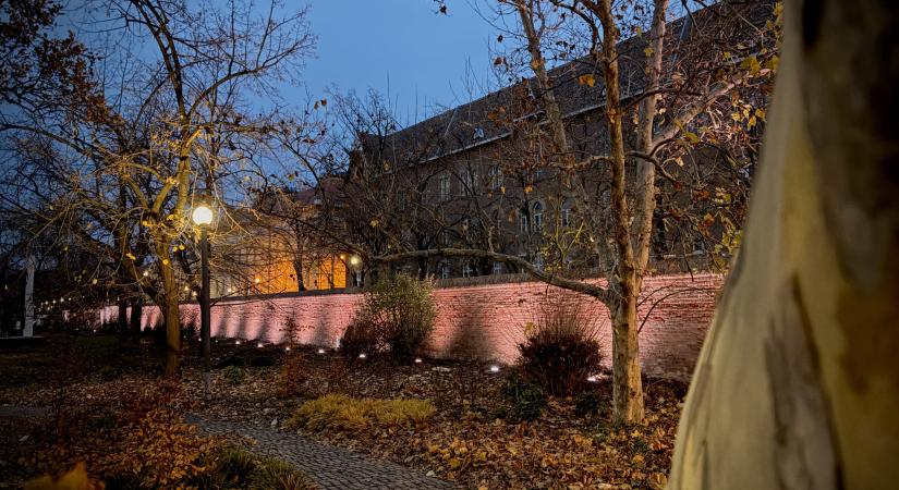 Karácsonyra akár több színben is pompázhat a kőfal