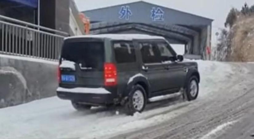 Sokmilliós SUV-csata a havas emelkedőn, óriási csavarral a végén!