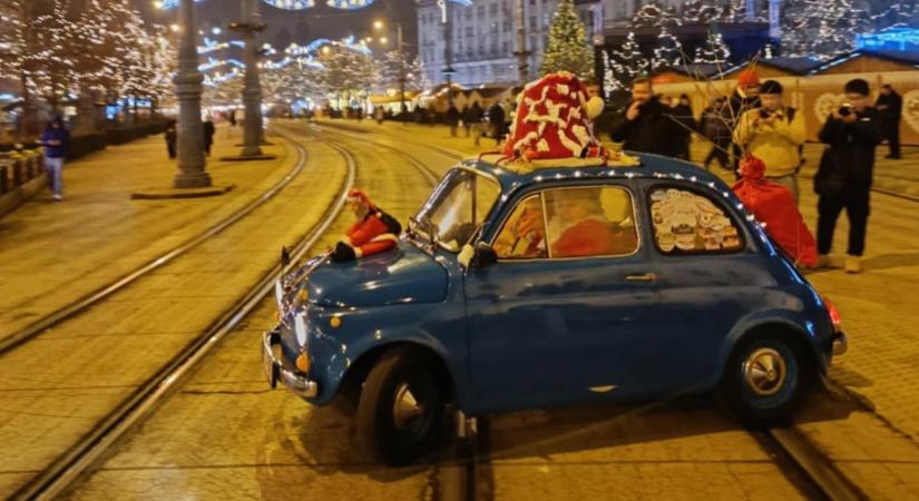 Mesebeli autókon érkeznek a Mikulások Debrecen főterére