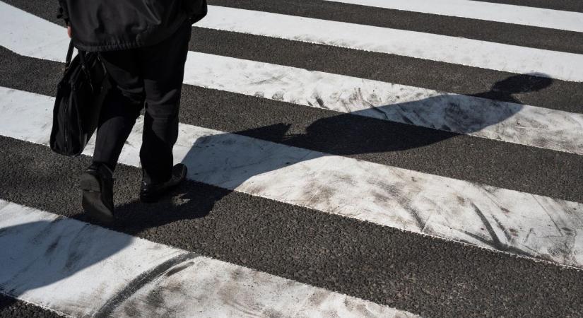 Elesett a miskolci zebránál, kirabolták