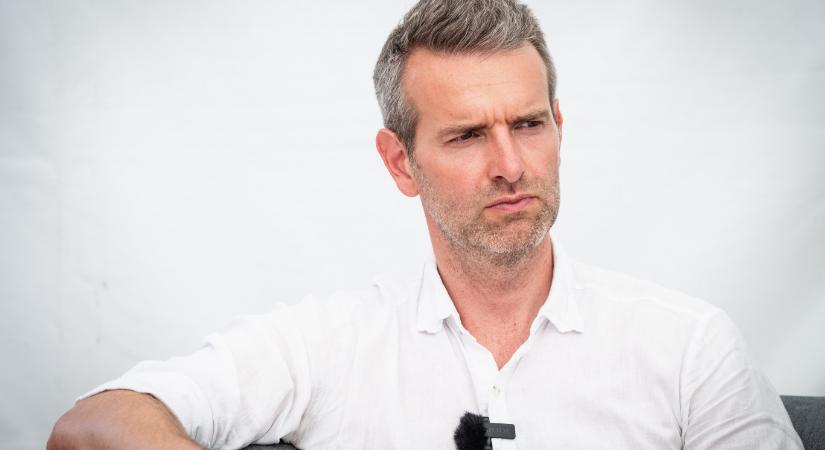 „Ki az a Steiner Attila?” feliratú plakátok jelentek meg Magyar Péter választókerületében