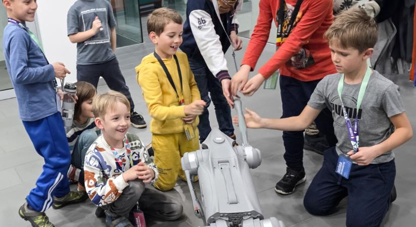 Új robotkutya érkezett az Agórába – a látogatók dönthetnek a nevéről